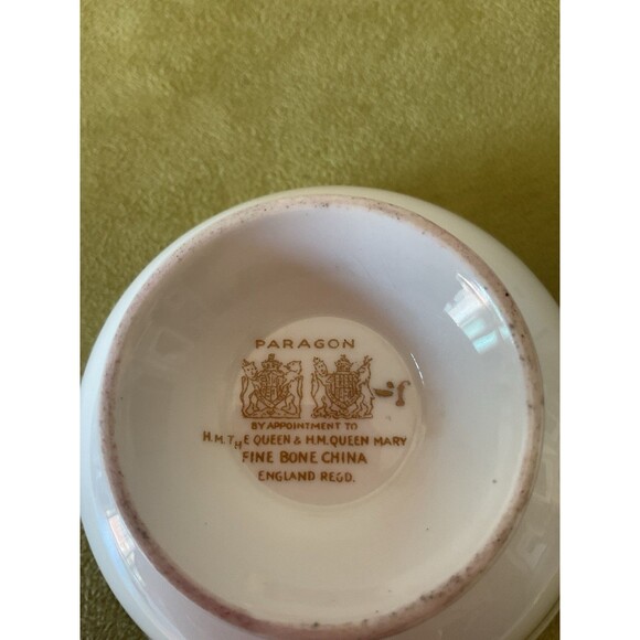PARAGON DOUBLE WARRANT H.M. the QUEEN & H.M QUEEN MARY CUP & SAUCER CHERRY RED - Picture 3 of 4
